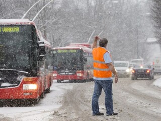sneženie doprava bratislava zima trolejbusy 1140px (TASR/Jaroslav Novák)